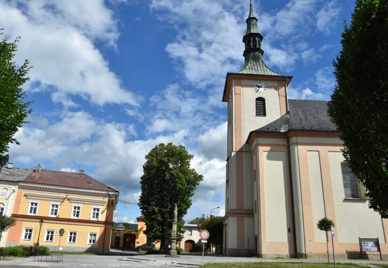 Náměstí - kostel sv. Vavřince