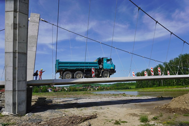 Nová lávka absolvovala zátěžovou zkoušku - Foto: V. Mach