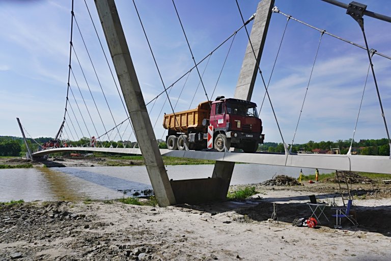 Nová lávka absolvovala zátěžovou zkoušku - Foto: V. Mach