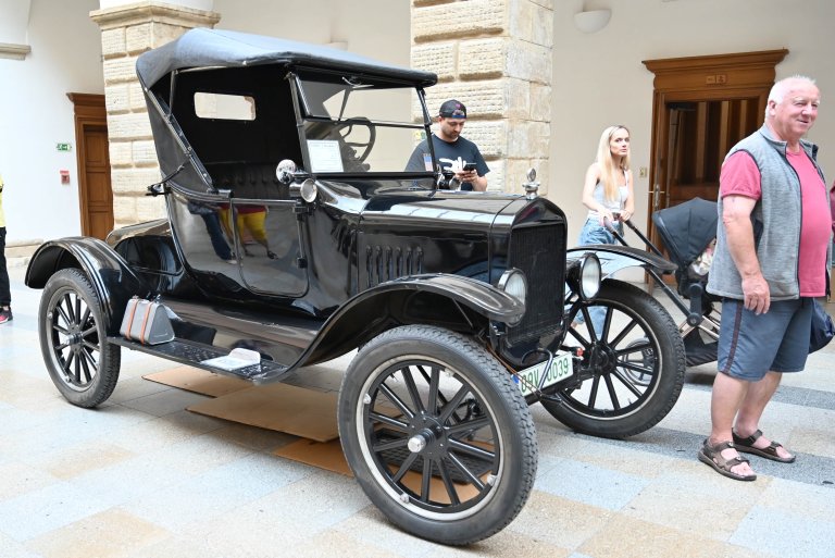 Fordka je uzpůsobená na tehdejší americké  "silnice"