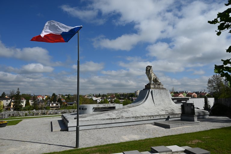 Mauzoleum ještě před opravou