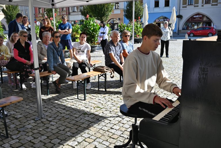 Piano doprovázelo snídani na náměstí