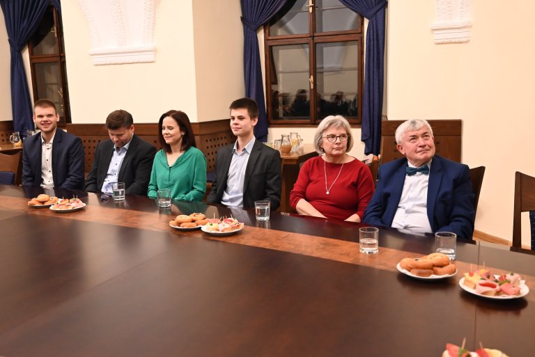 P. Adler (vpravo) se svou rodinou