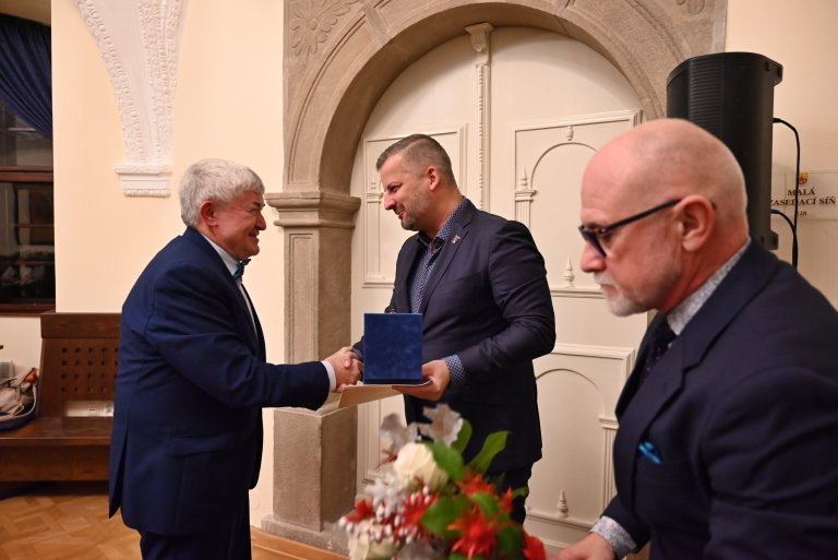 Starosta Vitonský předává Cenu města P. Adlerovi
