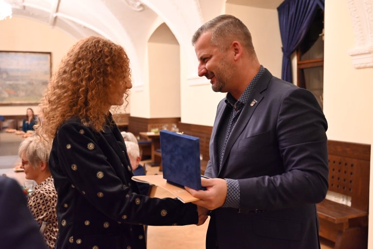 S. Langošová přebírá ocenění