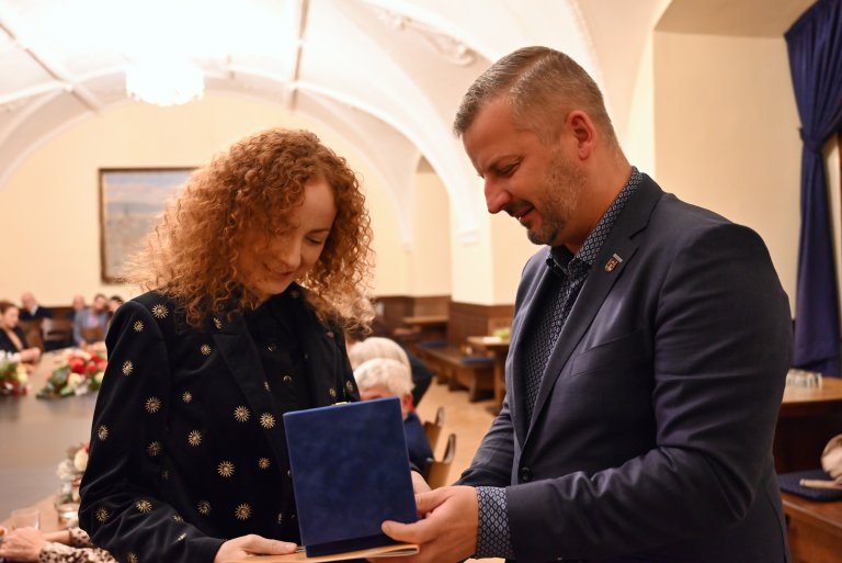 S. Langošová přebírá ocenění