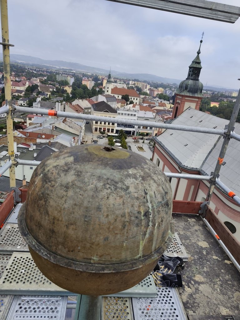 Z vrcholku věže byla sňata báň