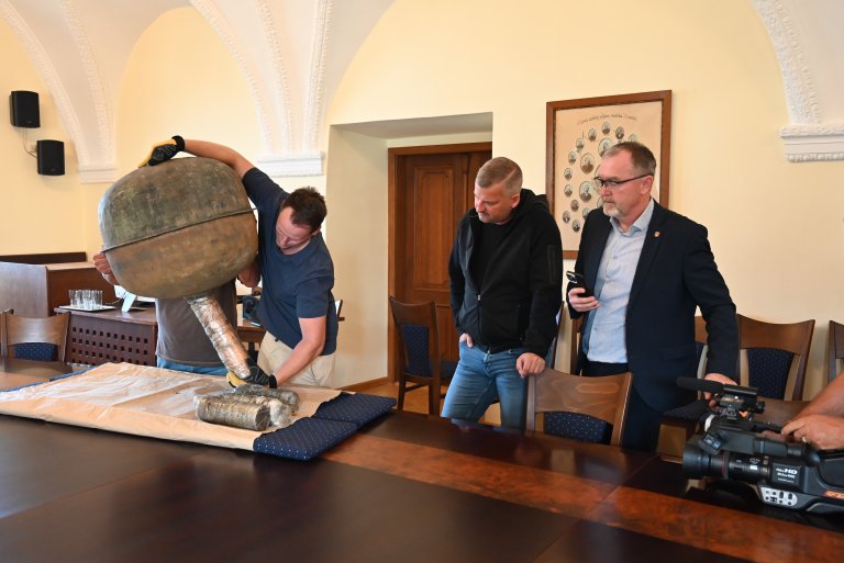 Nebylo jednoduché dostat je všechny ven