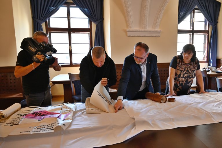 Postupně se začal zkoumat jejich obsah