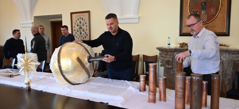 Do opravené báně staré radnice se vrátily tubusy