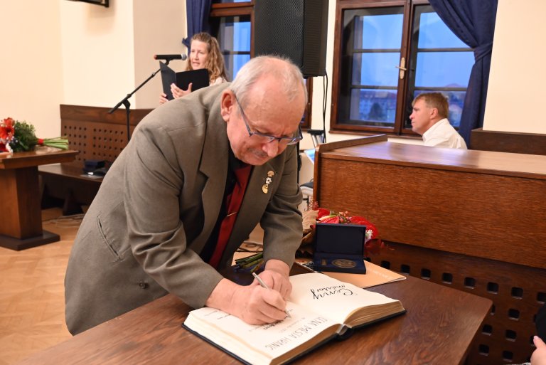 ...a  podepisuje se do Zlaté knihy města
