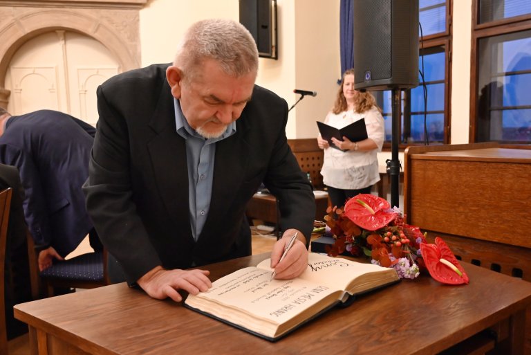 ...a  podepisuje se do Zlaté knihy města