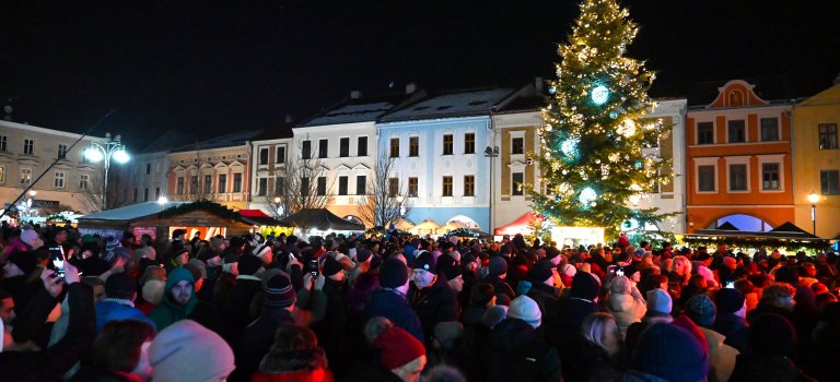 Vánoční strom na náměstí už svítí
