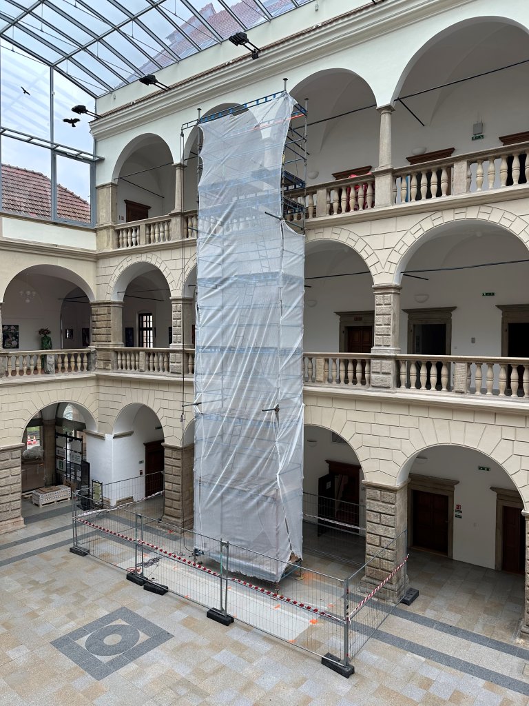 Lešení ve dvoraně