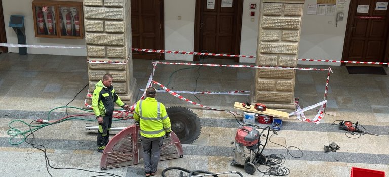 Práce na zámku pokračují - kanceláře se stěhují zpět