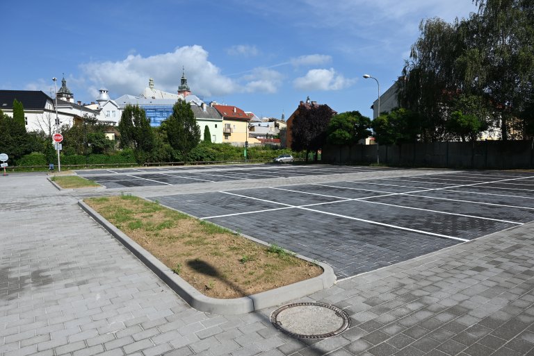 Opravené parkoviště v Komenského ulici