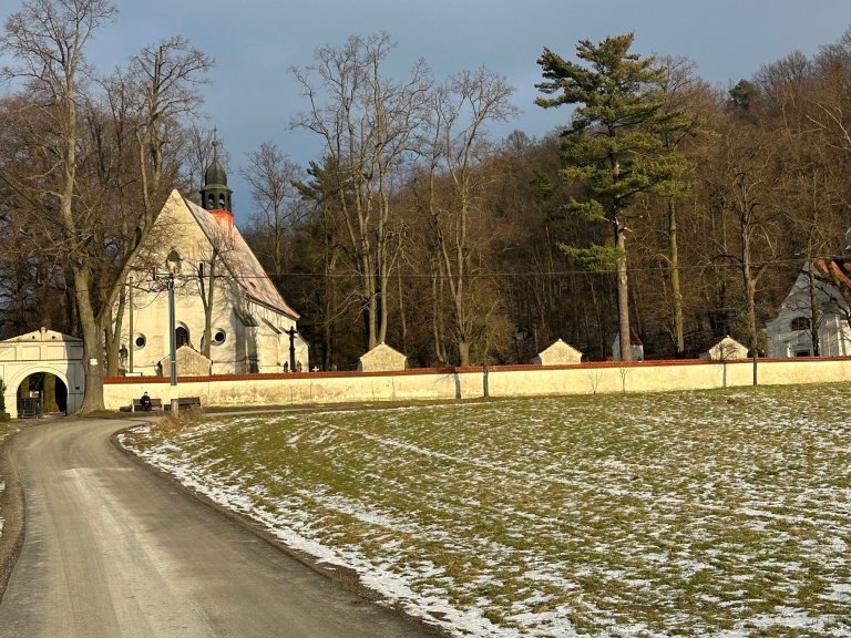 a opravená cesta ke Kostelíčku