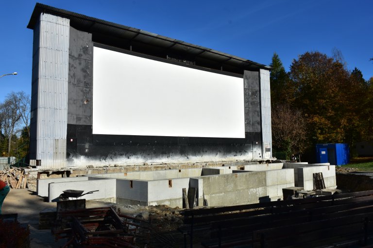 Opravená promítací plocha