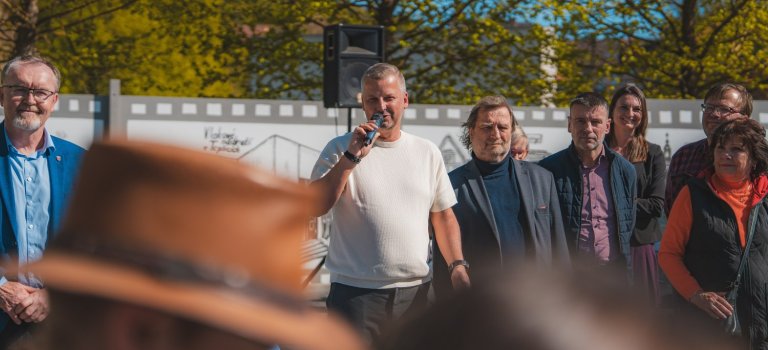 Město poděkovalo ZUŠ Hranice za oživení zdi