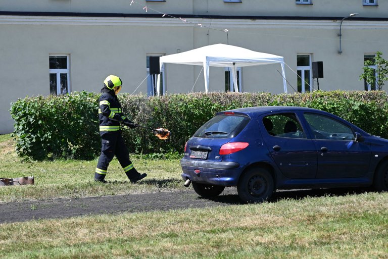 Hasiči předvádějí zapálení a uhašení vozidla