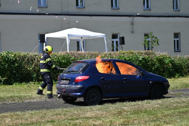 Hasiči předvádějí zapálení a uhašení vozidla