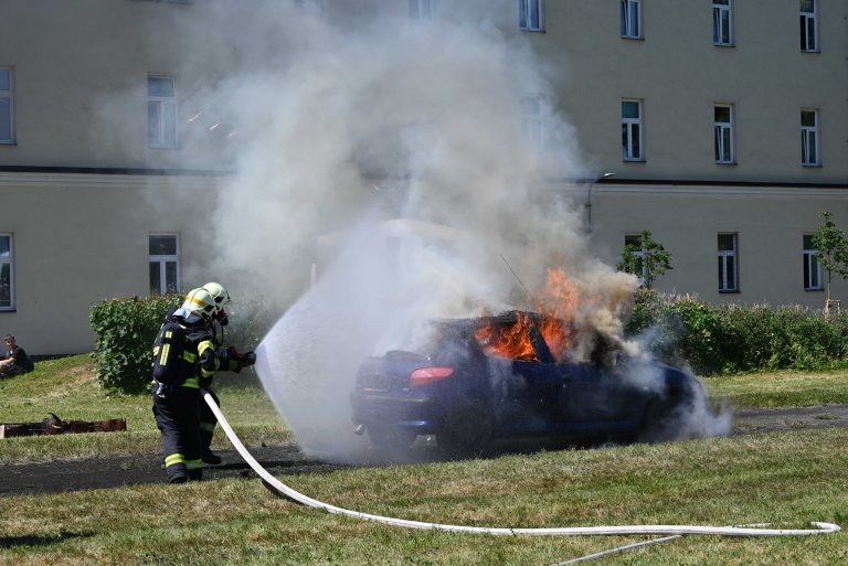 Hasiči předvádějí zapálení a uhašení vozidla