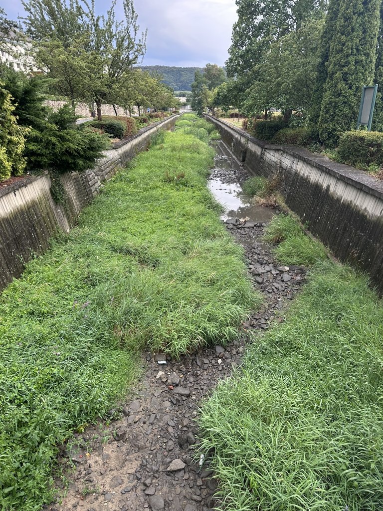Voda do Veličky se v pondělí zvolna vracela