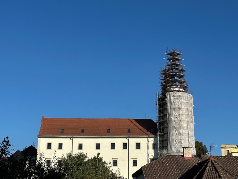 Věž pod lešením