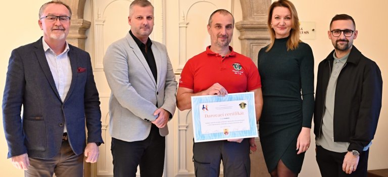 Umělci předali speleologům dar na výzkum Propasti