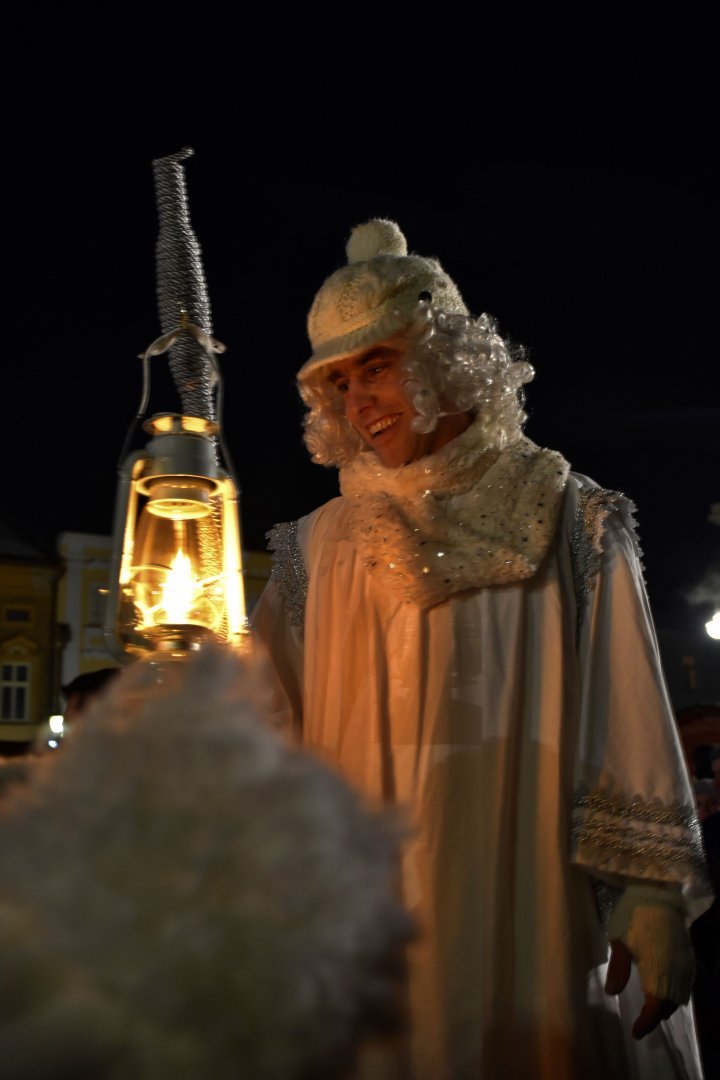 Letos strom  rozsvěceli andělé na chůdách