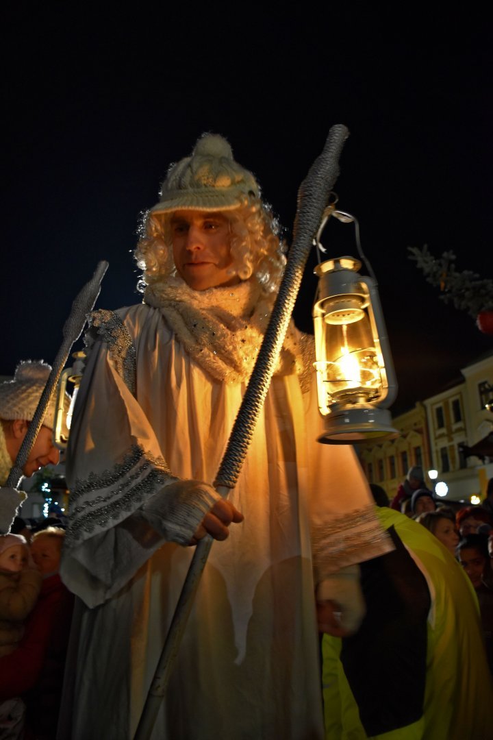 Letos strom  rozsvěceli andělé na chůdách