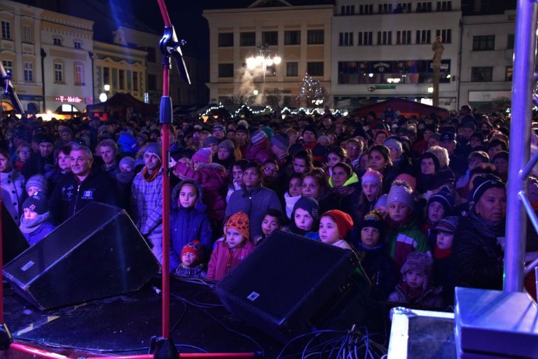 Na rozsvěcení stromu bylo Masarykovo náměstí malé