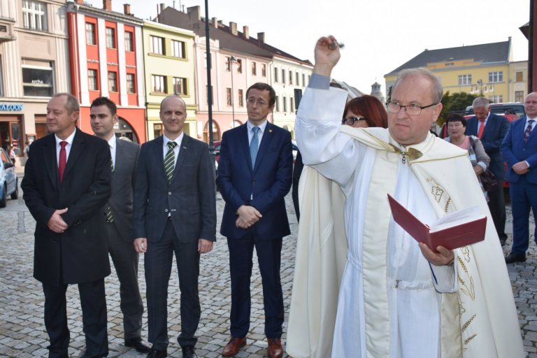 Děkan  Jiří Doležel křtí nové elektrobusy