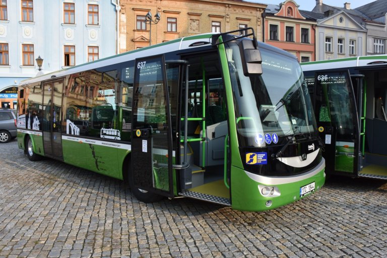 Vozy jsou ozdobeny siluetami hranických pamětihodností