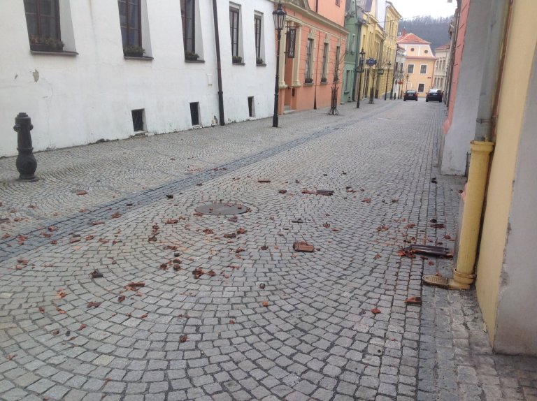 Ulice Radniční musela být uzavřena. Vítr shazoval tašky ze střechy.