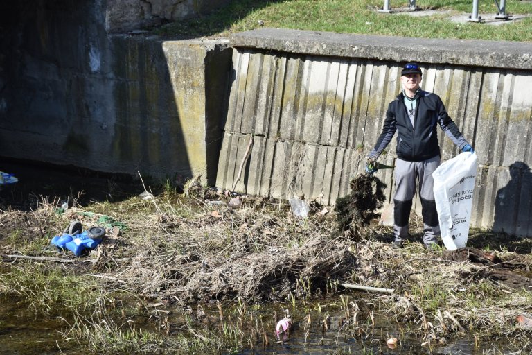 V korytě Veličky se našlo ledacos