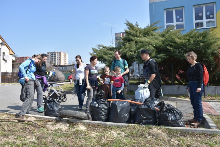 Část odpadků z úklidu kolem Veličky