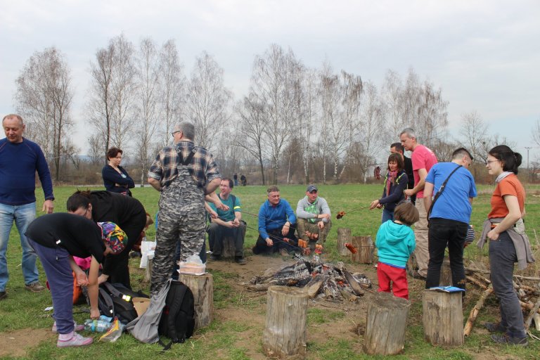 Dopolední úklid  byl ukončen posezením u ohně