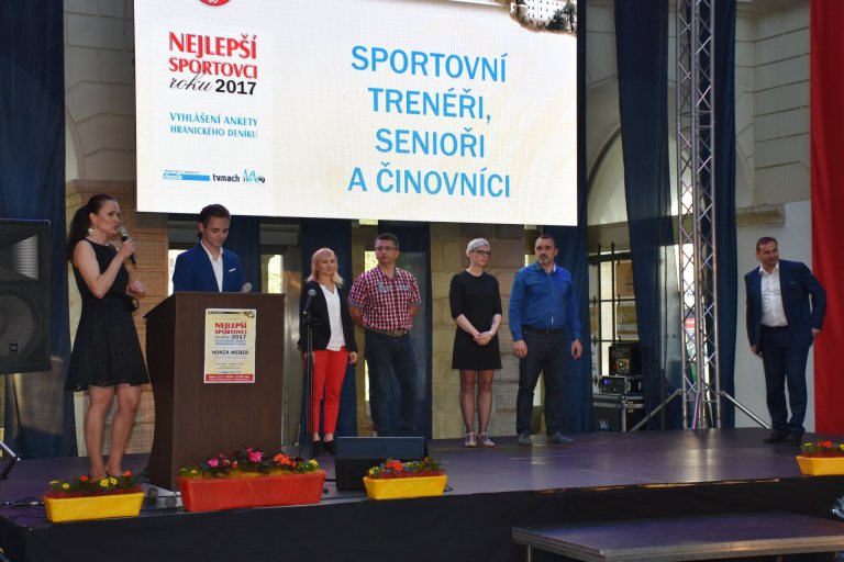 Sportovní trenéři, senioři a činovníci