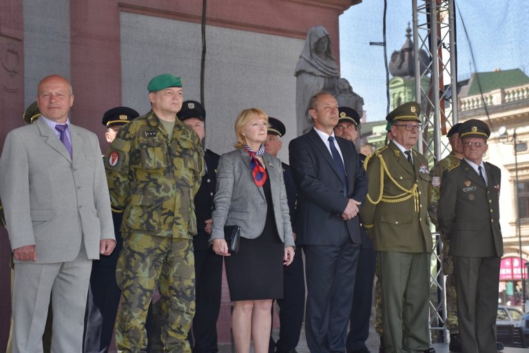 Slavnostní nástup 7. mechanizované brigády - hosté na tribuně