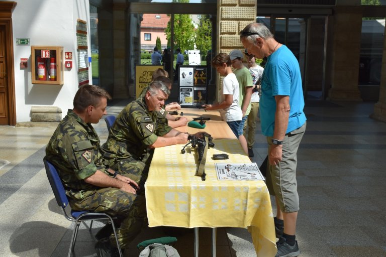 Výstava vojenské techniky ve dvoraně zámku