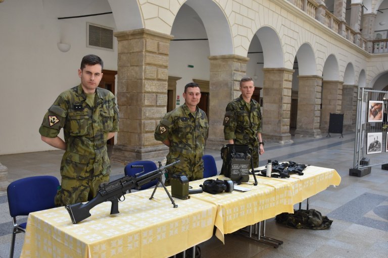 Výstava vojenské techniky ve dvoraně zámku