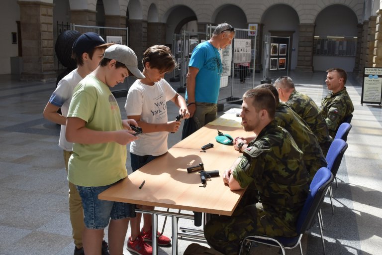 Výstava vojenské techniky ve dvoraně zámku