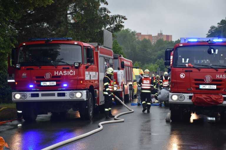 Hasiči se převlékají do speciálních oděvů