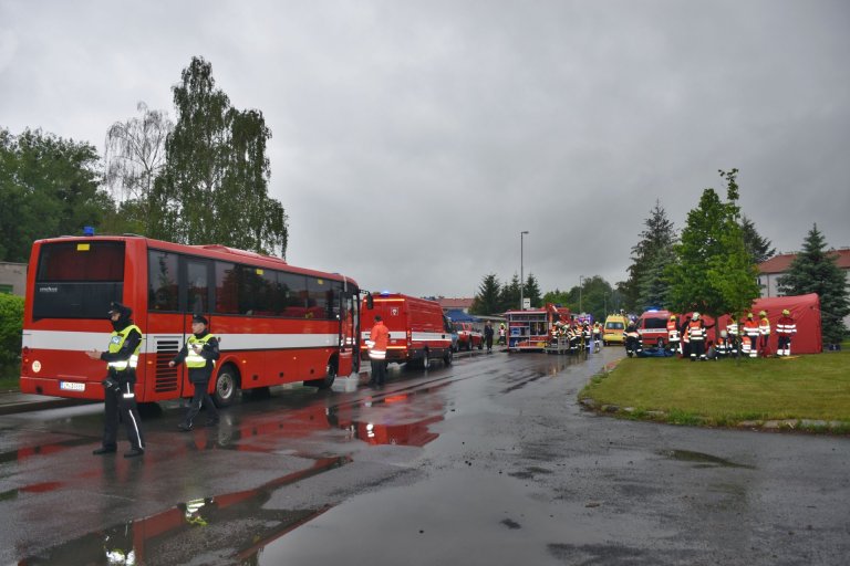 Hasiče  posílila jednotka z Přerova i  dobrovolní hasiči