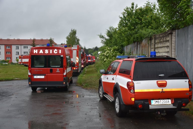 Hasiče  posílila jednotka z Přerova i  dobrovolní hasiči