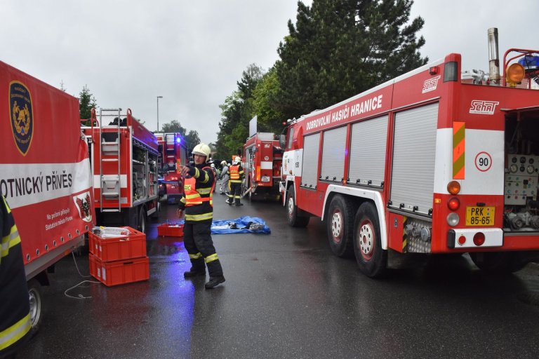 Hasiče  posílila jednotka z Přerova i  dobrovolní hasiči