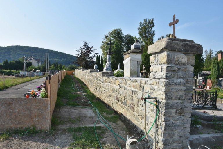 Zeď uvnitř hřbitova