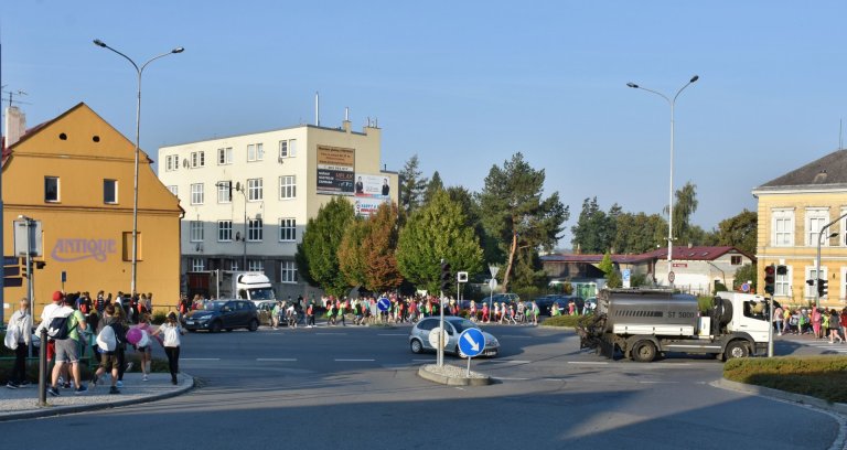 Studenti a žáci se  k Bečvě začali stěhovat již  před osmou hodinou.