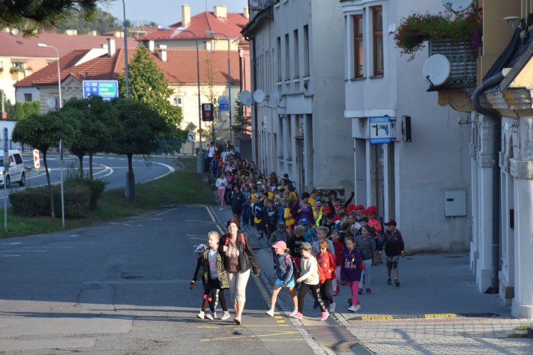 Studenti a žáci se  k Bečvě začali stěhovat již  před osmou hodinou.
